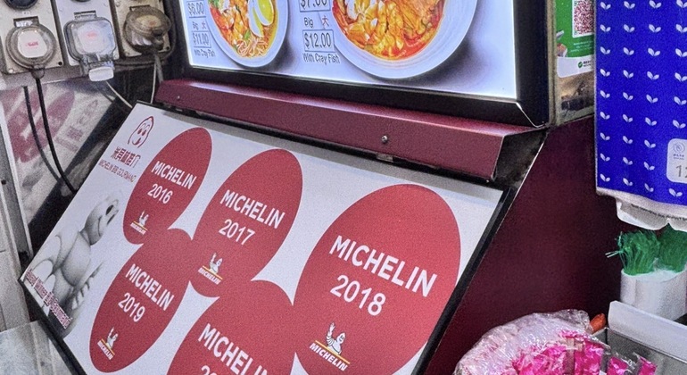 Excursão gastronómica: Singapore Hawker Hop Organizado por Tour with Angel