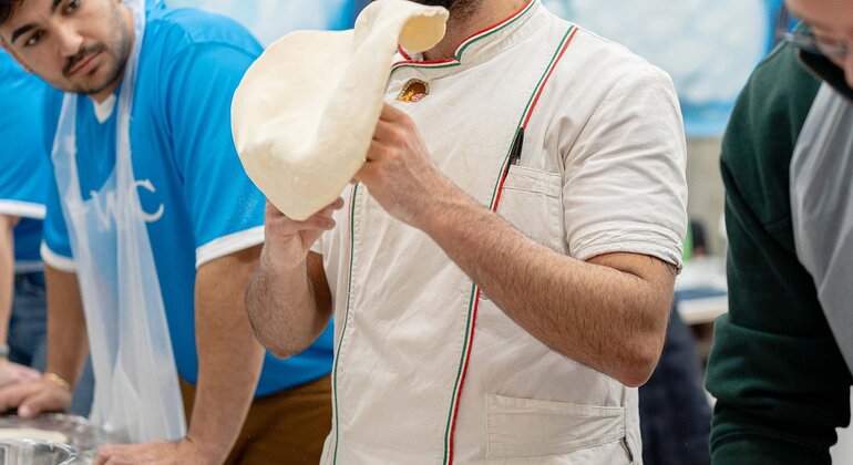 Napoli: Laboratorio di preparazione della pizza con bevanda e aperitivo Fornito da Experience Napoli