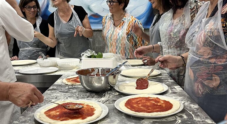 Napoli: Laboratorio di preparazione della pizza con bevanda e aperitivo Italia &mdash; #5