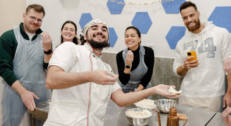 Napoli: Laboratorio di preparazione della pizza con bevanda e aperitivo Italia &mdash; #7