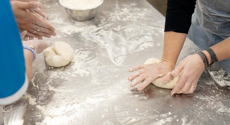Napoli: Laboratorio di preparazione della pizza con bevanda e aperitivo Italia &mdash; #8