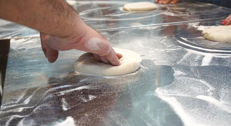 Napoli: Laboratorio di preparazione della pizza con bevanda e aperitivo Italia &mdash; #9