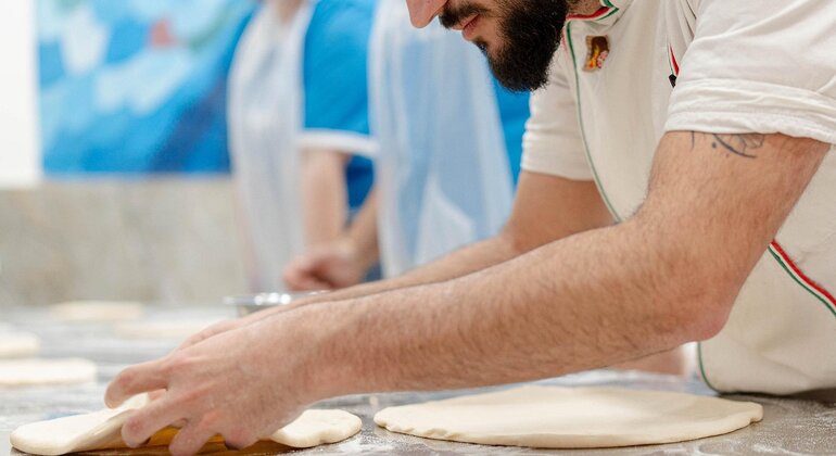 Napoli: Laboratorio di preparazione della pizza con bevanda e aperitivo Italia &mdash; #28