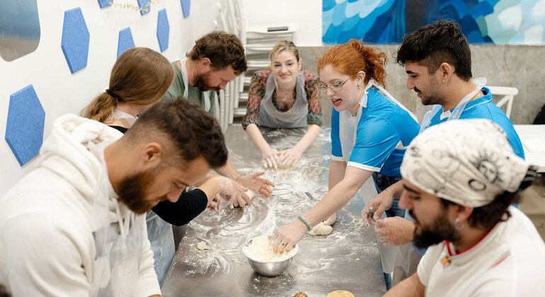 Napoli: Laboratorio di preparazione della pizza con bevanda e aperitivo Italia &mdash; #30