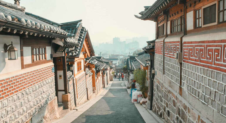 Bukchon Hanok: Historia, Arte y Vistas Increíbles Operado por Serena and Eduardo