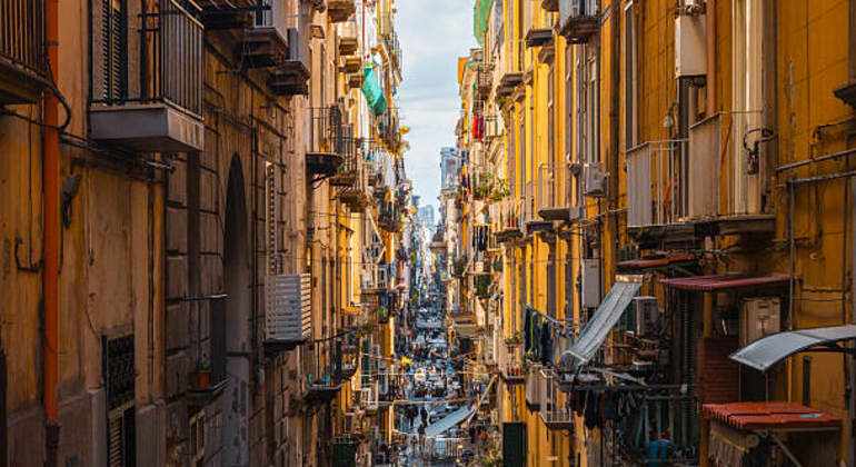 Eine Reise in das Herz von Neapel: Zwischen Geschichte, Mythen und Aromen Bereitgestellt von Teresa