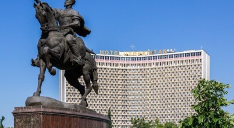 Passeio a pé por Tashkent: Metro, fé, mercados e vida nas ruas Organizado por UHUD Travel