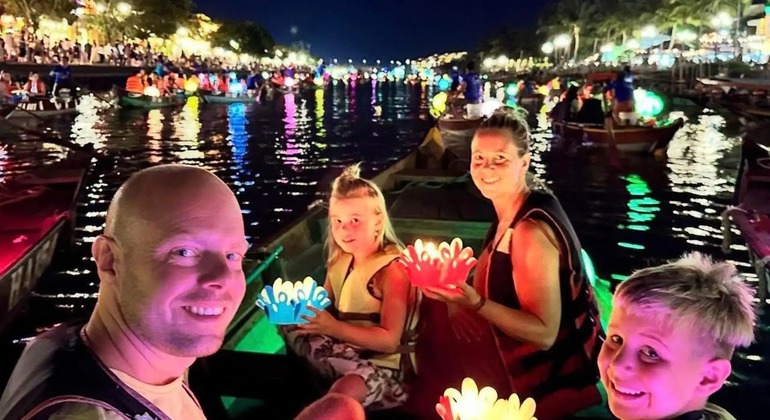 Hoi An: Hoai Fluss Bootsfahrt bei Nacht mit Release Laterne Bereitgestellt von Travovibes