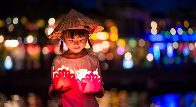 Hoi An: Gita notturna in barca sul fiume Hoai con rilascio di lanterne Vietnam &mdash; #3