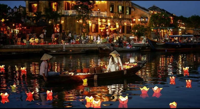 Hoi An: Gita notturna in barca sul fiume Hoai con rilascio di lanterne Vietnam &mdash; #4