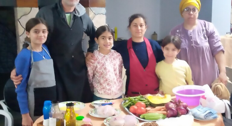 Cour de Cuisine chez l'Habitant y Hebdomadaire du Marché Tour Operado por Tarawssa