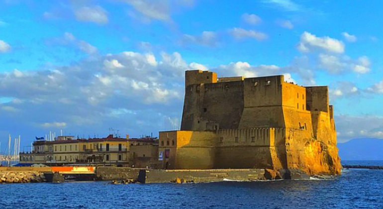 Viaggio con un napoletano: Free Tour tra mare e miti Fornito da Franceschiello