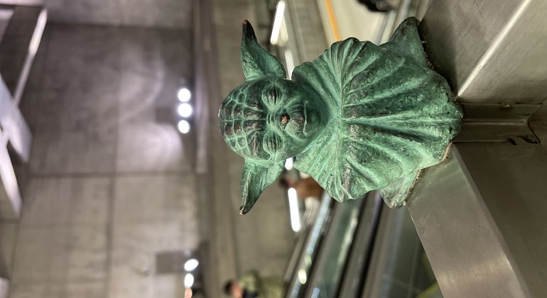 tiny-sculptures-big-stories-kolodko-mini-statue-tour-es-1