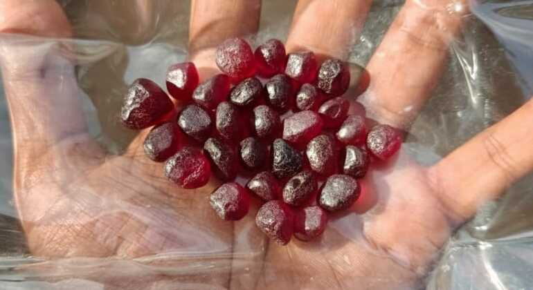 Visite de la mine de pierres précieuses d'Elahera Fournie par Prabasha nuwarawewa