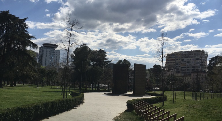 Tour a piedi gratuito della vera Tirana: La città oltre la superficie Albania &mdash; #2