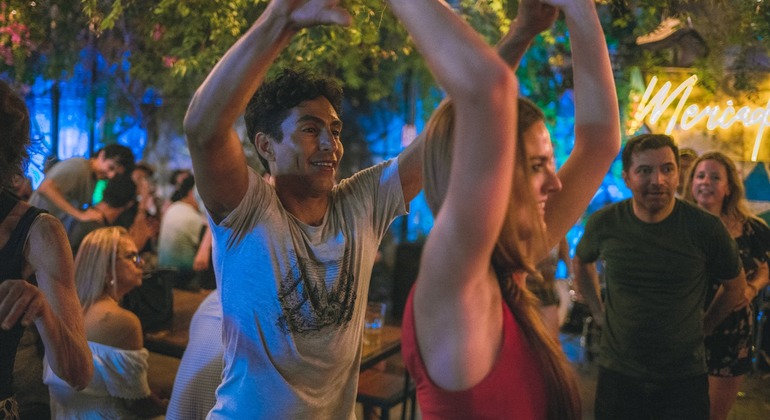 Tour gratuito della vita notturna di Mérida: Corso di salsa e giro dei bar