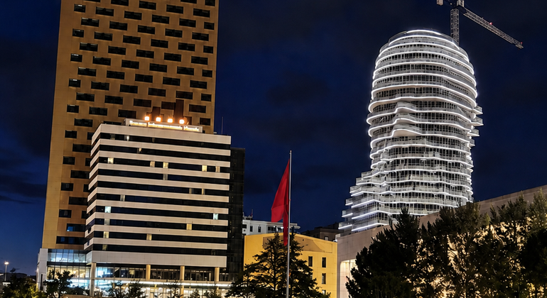 Tirana Magic Walking Tour nocturno: Del comunismo a la Albania moderna