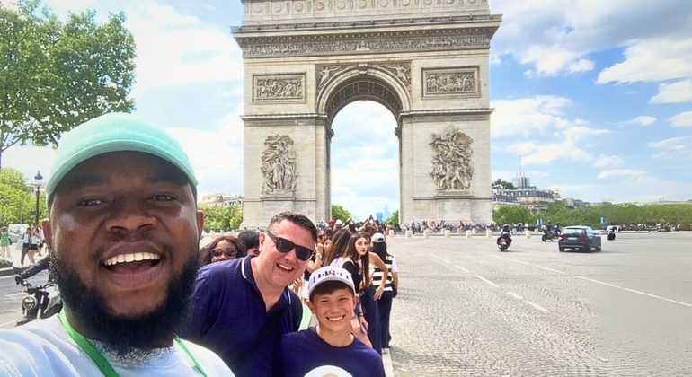 Paris: Champs-Élysées-Spaziergang mit Arc de Triomphe & Macarons Bereitgestellt von Wonder Meets and Tours