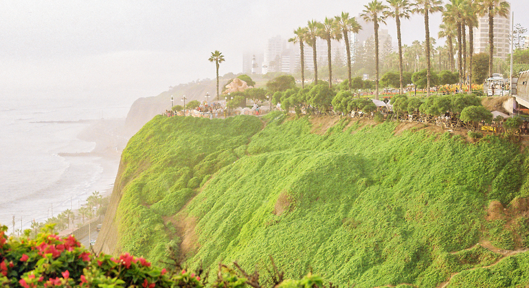 Miraflores-Fototour: Antike Pyramide, Olivenhain und Pazifikklippen Bereitgestellt von Nicolas Monteverde