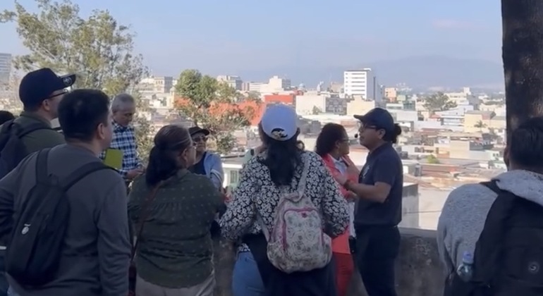 strolling-through-the-historic-center-guatemala-tour-es-1
