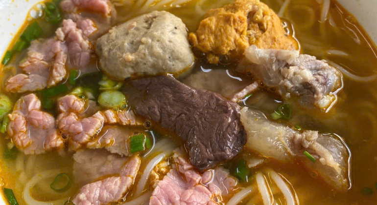 Tour gastronomico gratuito a piedi della città di Hue nei veri luoghi locali Fornito da N Go Travel