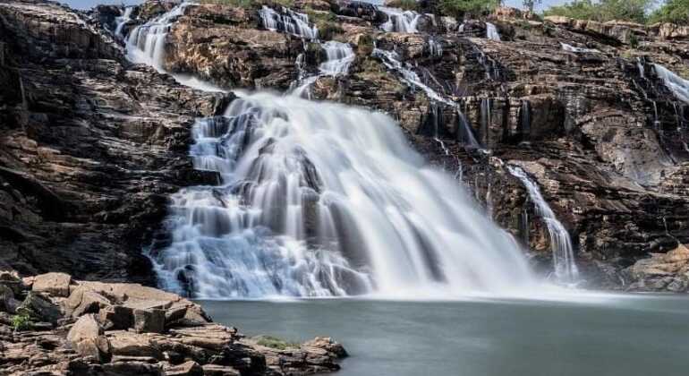 luxury-lagos-abeokuta-tour-olumo-rock-oopl-adire-market-en-3