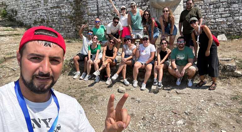 Visita guiada gratuita ao Castelo de Berat: Um passeio através da pedra, das histórias e do tempo Organizado por VISIT ALBANIA TOUR OPERATOR 