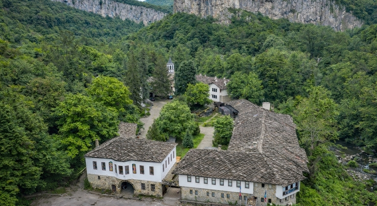 from-veliko-tarnovo-bacho-kiro-cave-etar-crafts-village-en-1