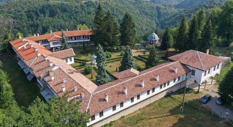 from-veliko-tarnovo-bacho-kiro-cave-etar-crafts-village-en-12