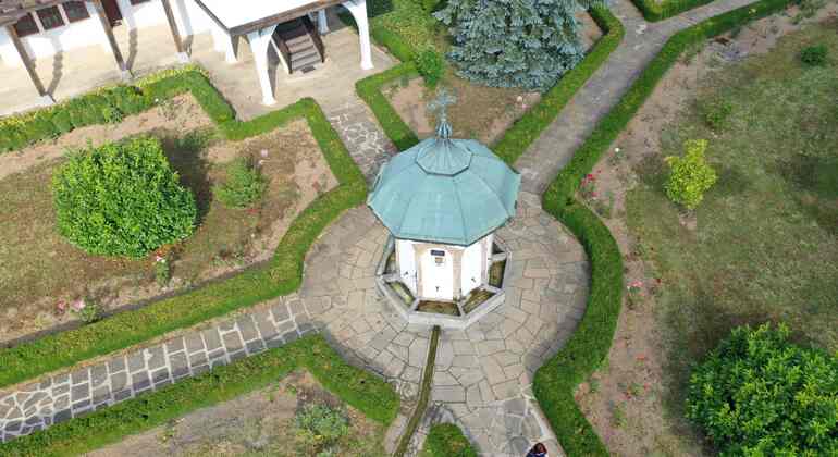 from-veliko-tarnovo-bacho-kiro-cave-etar-crafts-village-en-13