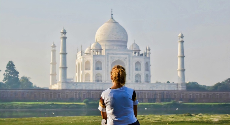 Taj Mahal Sunrise Tour from Delhi with Local Guide