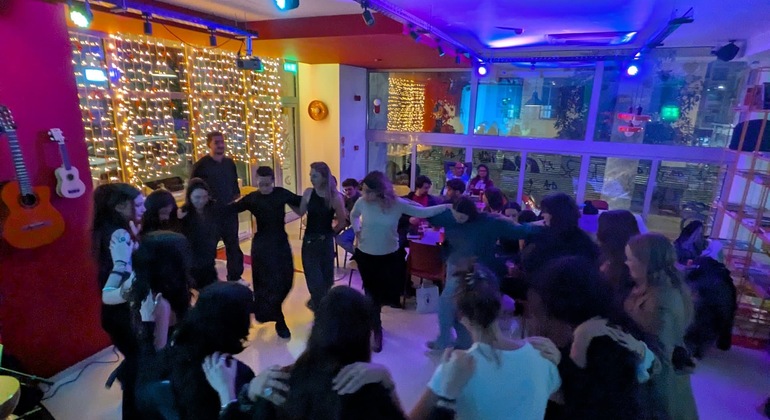 Auténtico Free Tour Griego: Música en vivo, danza y cultura en Atenas  Operado por Dawn Tours