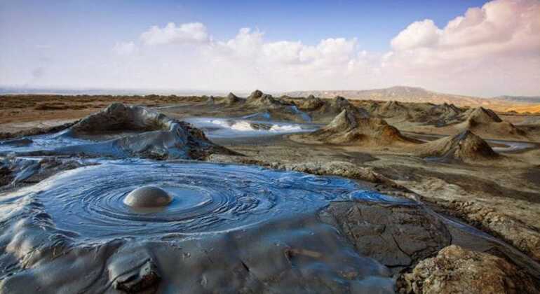 Visita guiada aos vulcões de lama, gravuras rupestres, montanha do fogo e templo