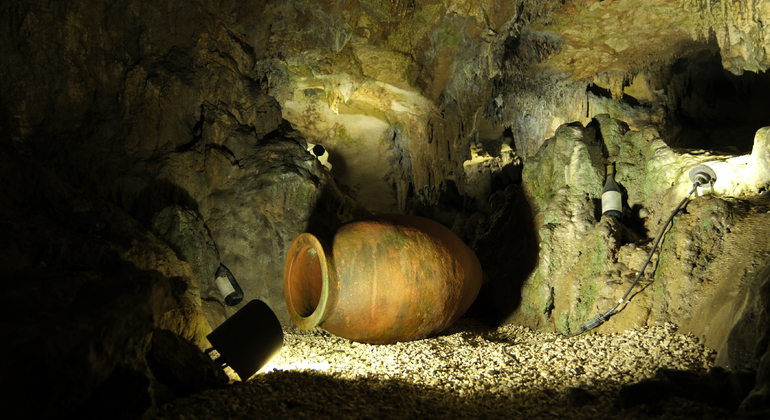 Kutaisi: Dinosauri e vino, tour delle grotte Sataplia e Tetra Georgia &mdash; #17