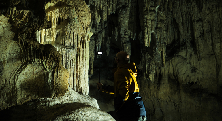 Kutaisi: Dinosauri e vino, tour delle grotte Sataplia e Tetra Georgia &mdash; #18