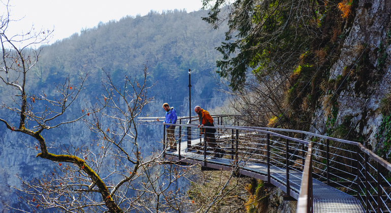 Kutaisi: Cañones y cascadas con comida local Operado por Colchis Camp