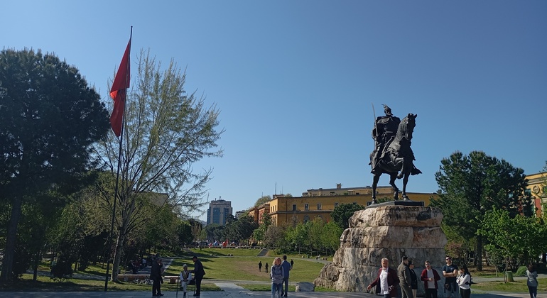 Descubra las joyas ocultas de Tirana a través de un recorrido gratuito a pie Operado por Albania Sensation Tour