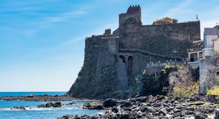 myth-lava-literature-the-aci-castello-aci-trezza-free-walking-tour-es-5