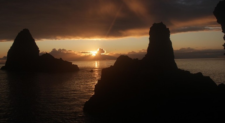 myth-lava-literature-the-aci-castello-aci-trezza-free-walking-tour-es-6