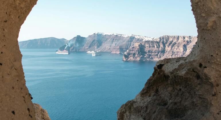 Fira Free Tour: The Art of Living in Santorini