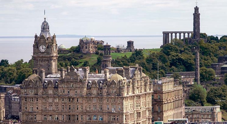 Edinburgh Free Tour: Calton Hill & Holyrood Palace
