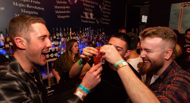 Portimão PubCrawl: Una serata con drink, giochi e ingresso al club VIP Fornito da Discover Lisbon
