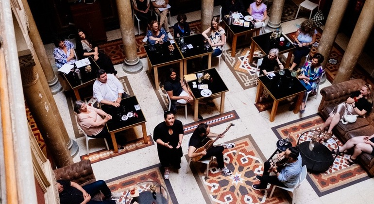 Experiência de Fado ao vivo com acesso a lugares VIP em Lisboa