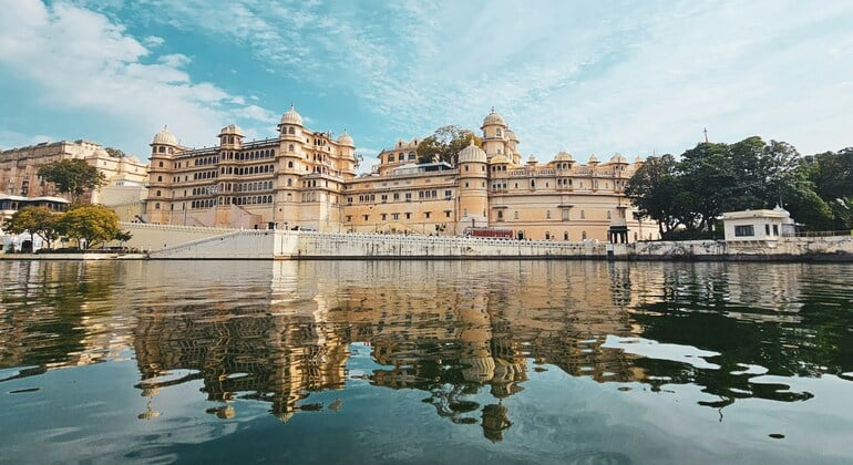 Private Udaipur City Tour by Car with Local Driver