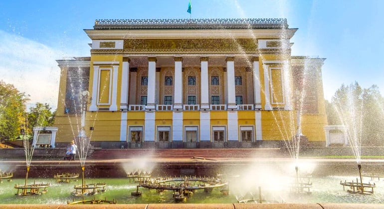 Visite à pied gratuite d'Almaty en soirée : Lumières de la ville et vie locale Fournie par Kochmon Global