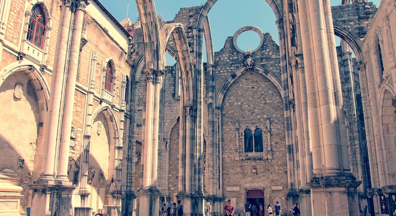 lisbons-bohemian-heights-chiado-bairro-alto-guided-walking-tour-es-2