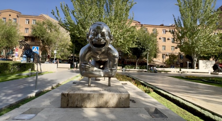 Recorrido gratuito a pie por Ereván: Historia, Patios y Sabor Gata Armenia &mdash; #3