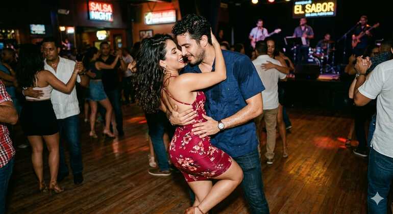 Una notte di salsa e cibo di strada a Cancun Fornito da Viri