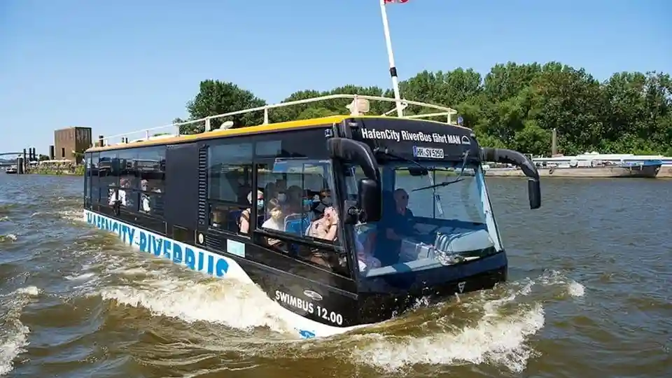 Hamburg: Guided Amphibious Bus Tour