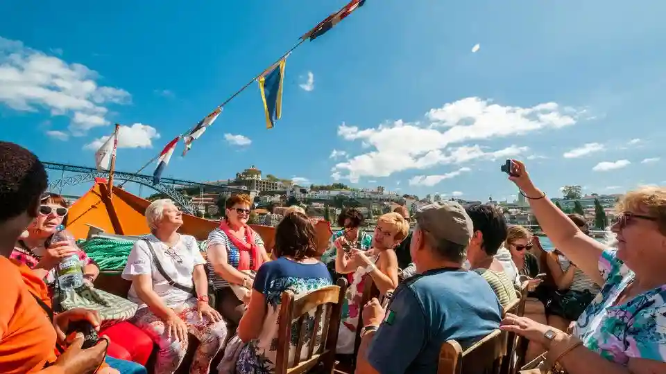 Bootstour über sechs Brücken ab Cais da Ribeira Bereitgestellt von Living Tours Viagens e Turismo LDA